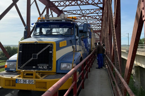 Ponte Rainha D. Amélia reabre após remoção de camião imobilizado